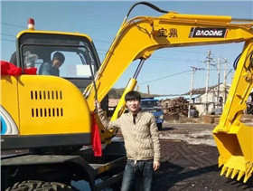 小型挖掘機