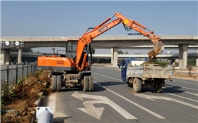國產輪式挖掘機作業現場