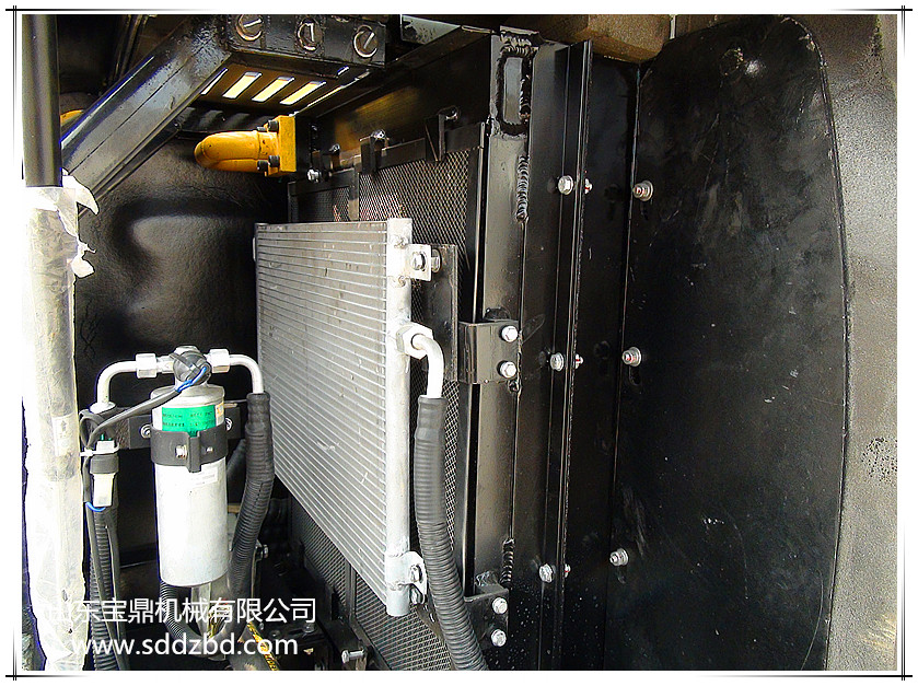 山東寶鼎機械有限公司小型挖掘機產(chǎn)品水箱部件