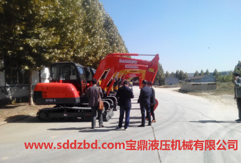 東北客戶參觀德州寶鼎液壓機(jī)械有限公司挖掘機(jī)械產(chǎn)品