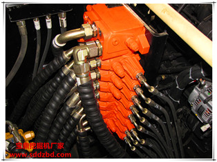 山東寶鼎挖掘機廠家小型挖掘機械產(chǎn)品