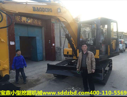 寶鼎小型挖掘機械
