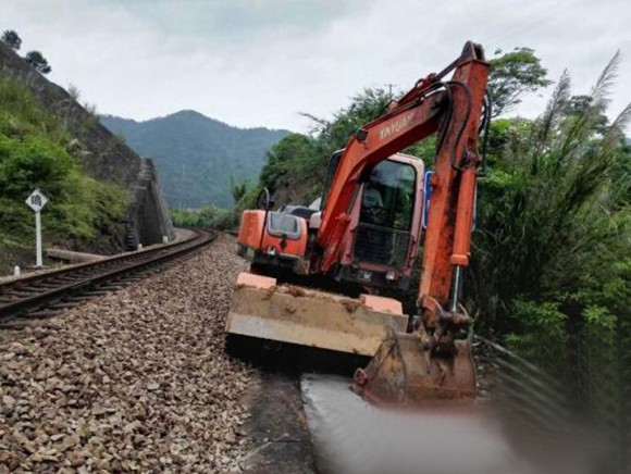 小型挖掘機駛入鐵路尋龍脈