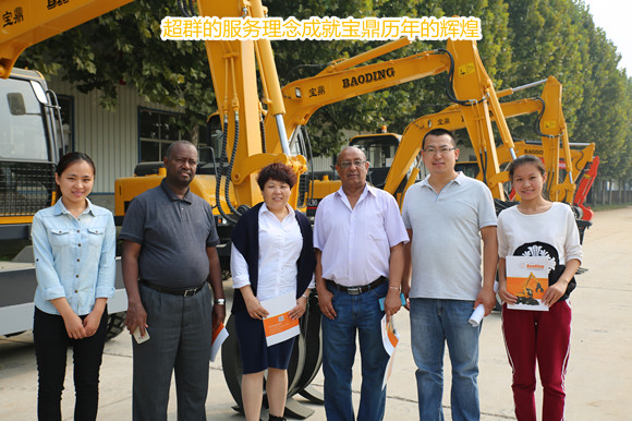 山東寶鼎反鏟式小型挖掘機(jī)廠家打造一流的服務(wù)團(tuán)隊(duì)