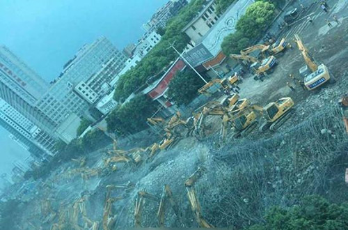 小型挖掘機(jī)齊聚南昌