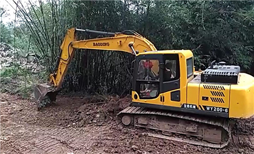 國產(chǎn)小型挖掘機(jī)