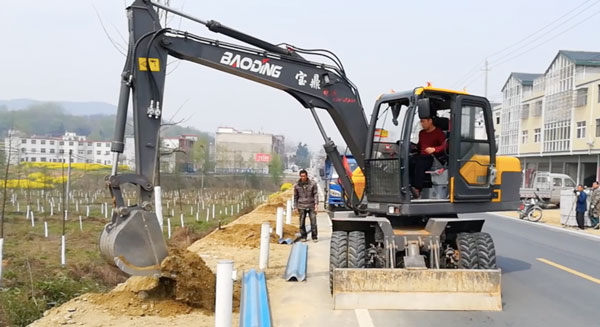 寶鼎輪式挖掘機.jpg