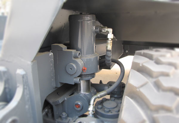 輪式挖掘機平衡缸.jpg