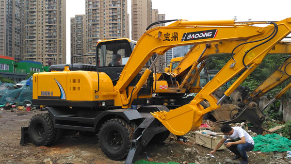 輪式挖掘機寶鼎.jpg
