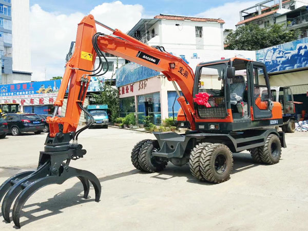 寶鼎80挖掘機(jī)抓木機(jī).jpg