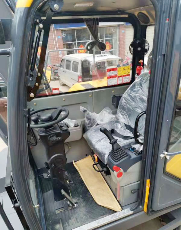 輪式挖掘機駕駛室.jpg