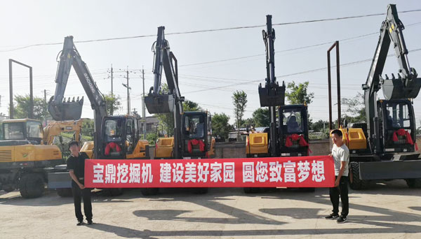 寶鼎輪式挖掘機(jī)廠家.jpg