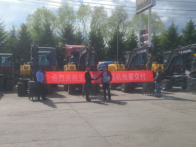 輪式挖掘機(jī).jpg