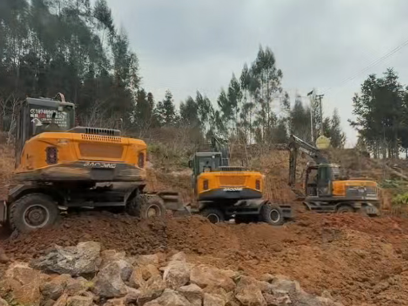 寶鼎輪式挖掘機高效作業，加速城鎮基礎建設進程
