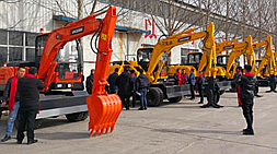 國(guó)產(chǎn)小型挖掘機(jī)市場(chǎng)魚(yú)龍混雜，寶鼎挖掘機(jī)廠家提醒大家謹(jǐn)慎選購(gòu)