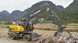 廣西多功能輪式挖掘機(jī)忙做榨季豐收節(jié)